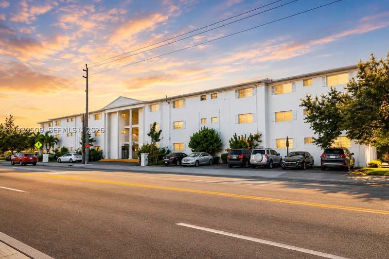 2 bedroom Condominium at 13700 NE 6th Ave 113, The White House Condo, North Miami — photo 1