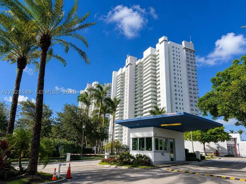 3 bedroom Condominium at 14951 Royal Oaks Ln 2002, The Oaks I Condo, North Miami — photo 1