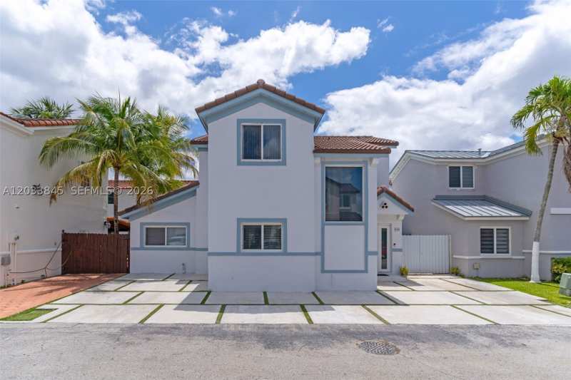 4 bedroom SingleFamilyResidence at 979 NW 126th Path, Lake Pointe Sec 4, Miami — photo 1