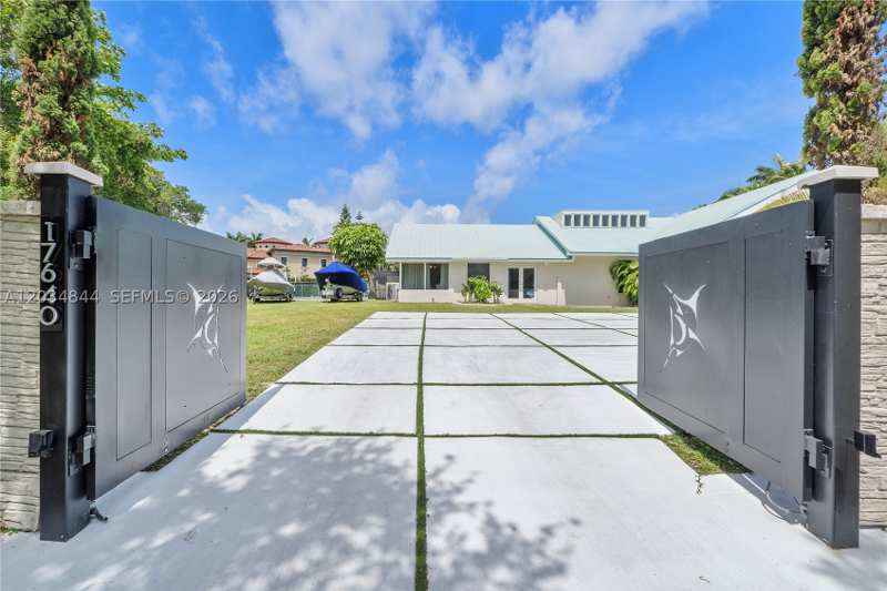 5 bedroom SingleFamilyResidence at 17640 Old Cutler Rd, Reardon Acres, Palmetto Bay — photo 1