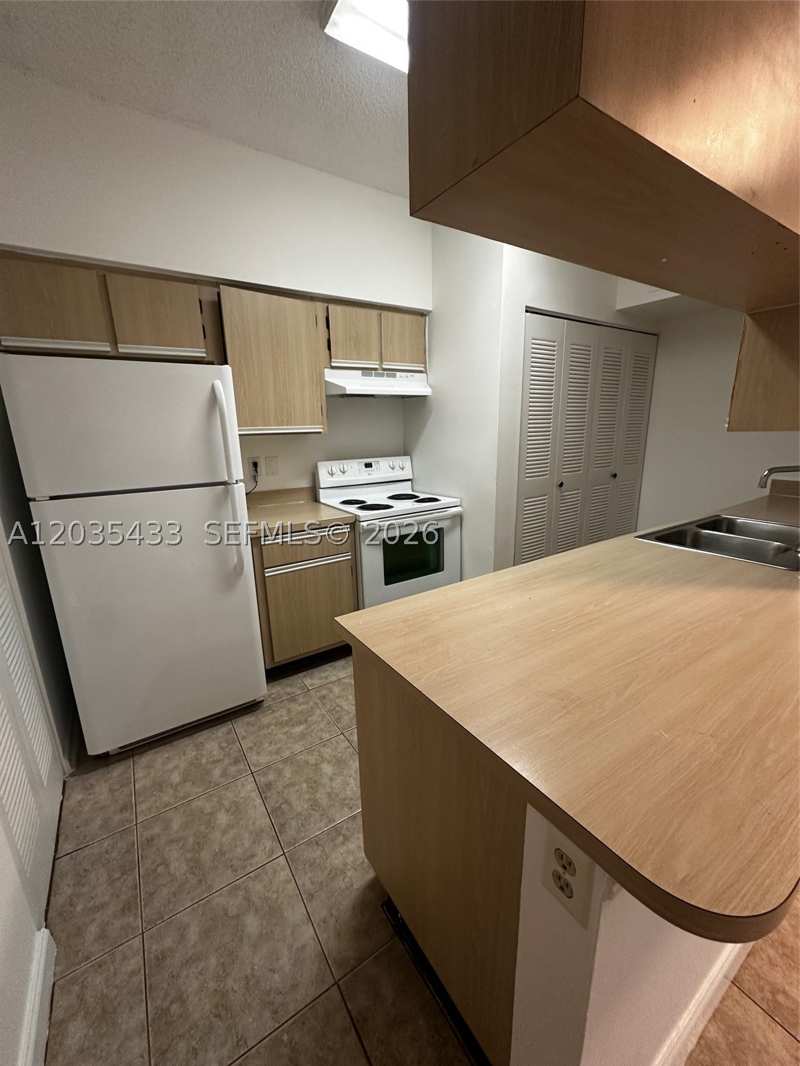 1 bedroom Condominium at 18356 NW 68th Ave K, La Hacienda Country Club, Hialeah — photo 1