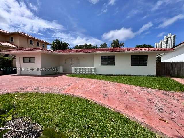 4 bedroom SingleFamilyResidence at 215 187th St, Golden Shores Ocean Blvd, Sunny Isles Beach — photo 1