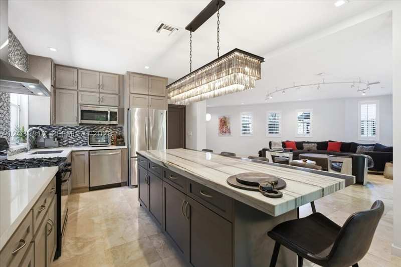 3 bedroom SingleFamilyResidence at 2917 Jackson Ave, Parisian Vilg In The Grov, Miami — photo 1