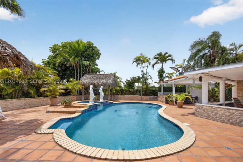 4 bedroom SingleFamilyResidence at 12121 SW 107th St, Devon-Aire Estates Sec 4, Miami — photo 1