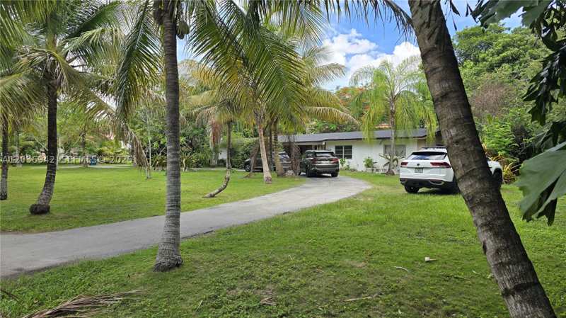 4 bedroom SingleFamilyResidence at 8603 SW 68th St Rd, Sunset View, Miami — photo 1