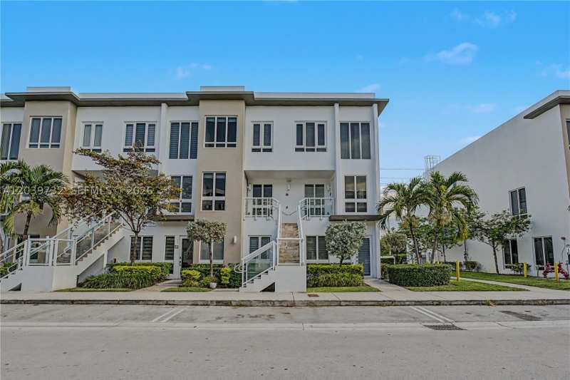 3 bedroom Townhouse at 10260 NW 63 Terrace 213, Landmark At Doral Condo, Miami — photo 1