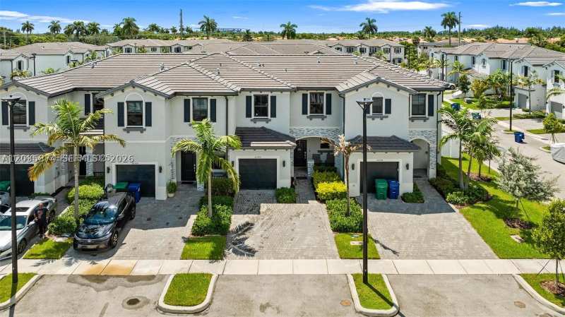 3 bedroom Townhouse at 20380 NW 5th Ct, Vista Lago, Miami Gardens — photo 1