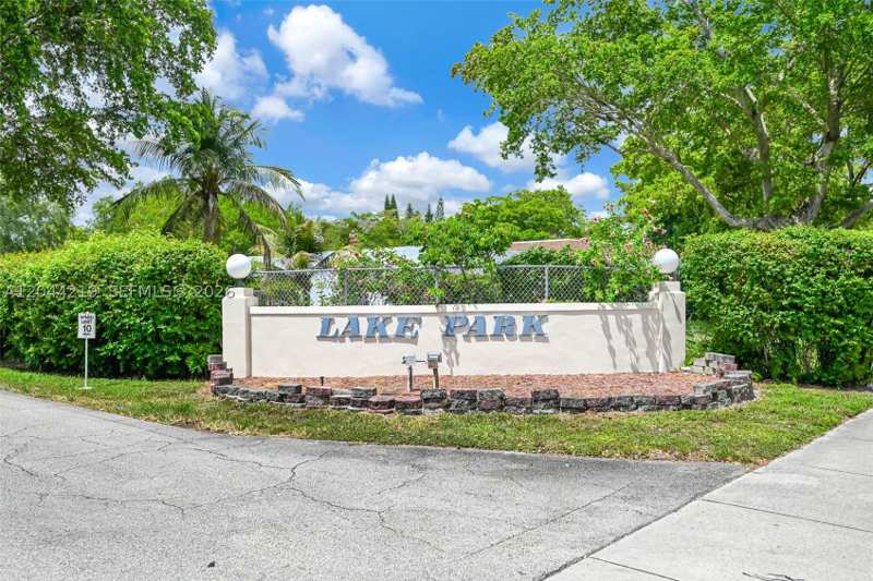 1 bedroom Condominium at 942 NE 199th St 4E, Lake Park Condo No 1 - Bl, Miami — photo 1