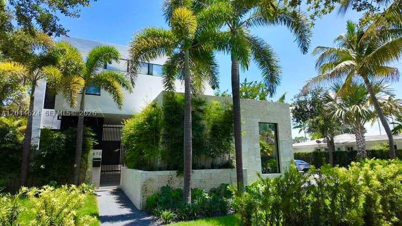 6 bedroom SingleFamilyResidence at 570 S Shore Dr, Normandy Golf Course, Miami Beach — photo 1