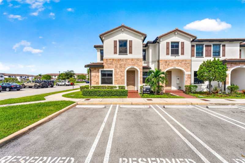 3 bedroom Townhouse at 10908 W 32nd Ln, Aquabella North Replat, Hialeah — photo 1