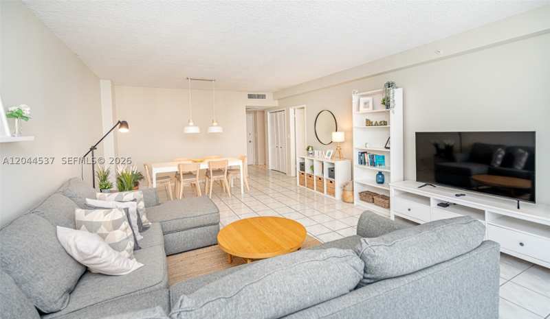 1 bedroom Condominium at 5601 Collins Ave 1517, The Pavilion Condo, Miami Beach — photo 1