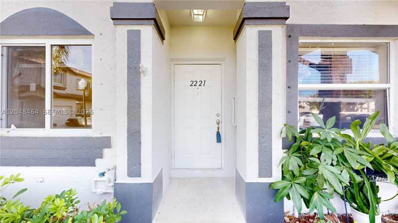 3 bedroom Townhouse at 2221 SE 26th Ln 2221, Towngate Condo Two, Homestead — photo 1