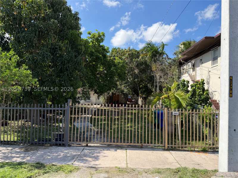 2 bedroom SingleFamilyResidence at 3555 SW 23rd St, Amnd Miami Suburban Acres, Miami — photo 1