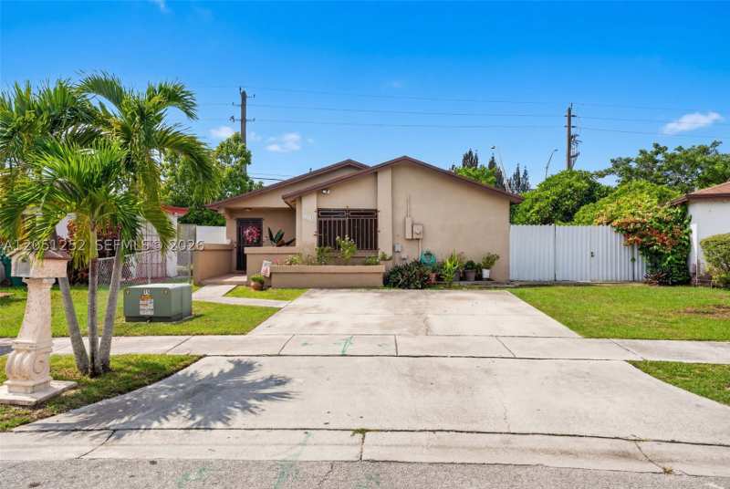 3 bedroom SingleFamilyResidence at 12422 SW 199th St, South Miami Lakes, Miami — photo 1