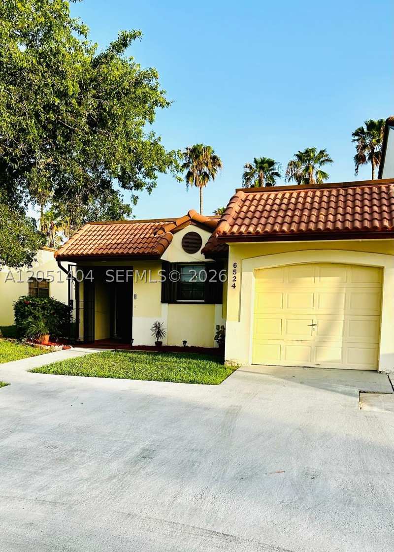 3 bedroom Townhouse at 6524 NW 188th Ln, Townhomes Of Country Lake, Hialeah — photo 1