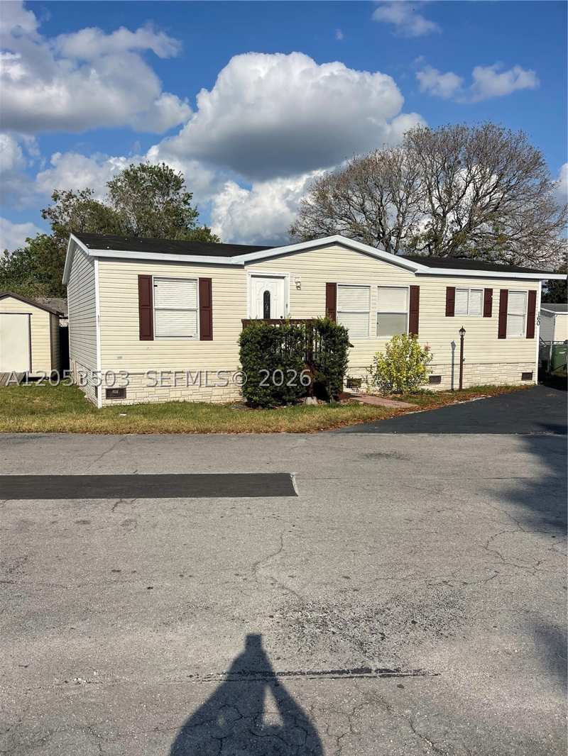 3 bedroom MobileHome at 220 NE 12th Ave Lot 160, Cocowalk Estates, Homestead — photo 1