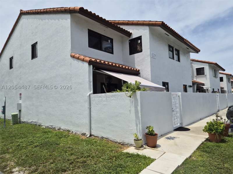 2 bedroom Townhouse at 6201 sw 138 th ct G, Golden Homes, Miami — photo 1