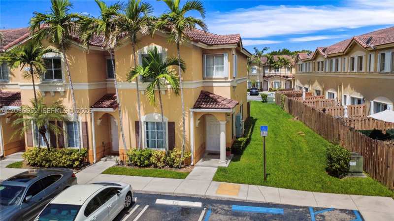 4 bedroom Condominium at 8242 NW 107th Ct 8-12, Leeward At Islands At Dor, Doral — photo 1