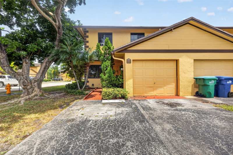 3 bedroom Townhouse at 1130 NE 210th Ter, Townhomes Of Monterey, Miami — photo 1