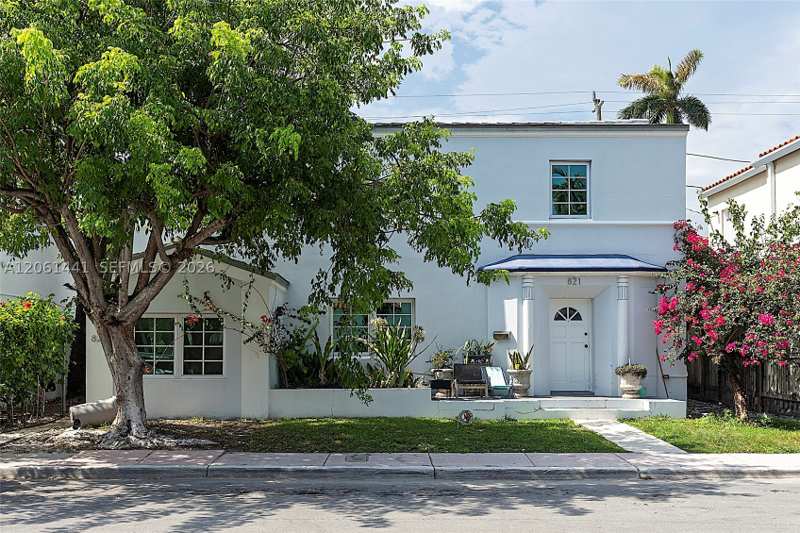 5 bedroom SingleFamilyResidence at 821 Espanola Way, Espanola Villas 1st Addn, Miami Beach — photo 1