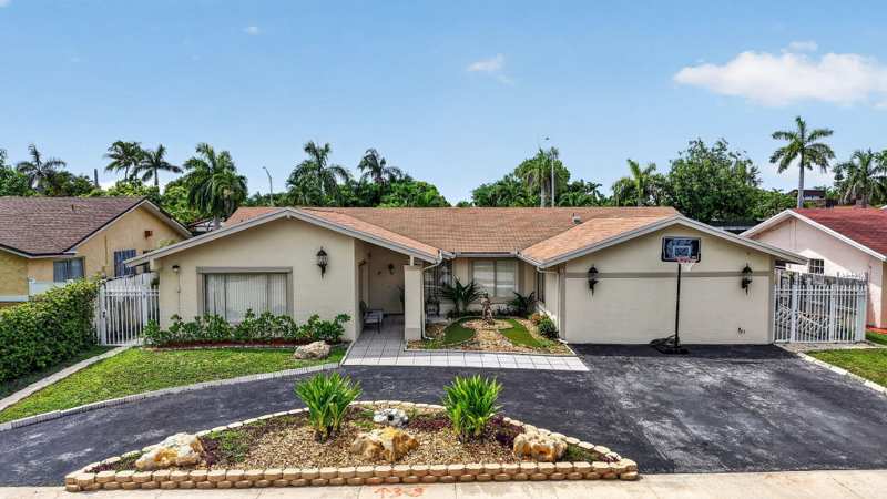 4 bedroom SingleFamilyResidence at 910 NE 205th Street, Sky Lake Homes, Miami — photo 1