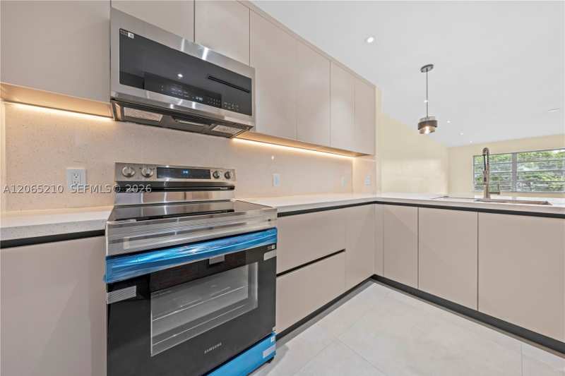 1 bedroom Condominium at 1400 NE 191st St 305, Fourth Horizons Condo, Miami — photo 1
