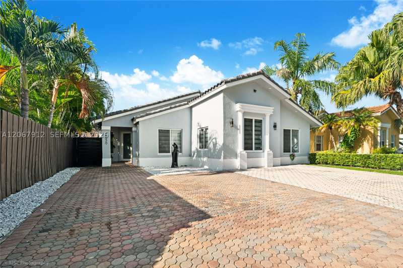 3 bedroom SingleFamilyResidence at 16520 SW 99th St, Peacocks Point, Miami — photo 1