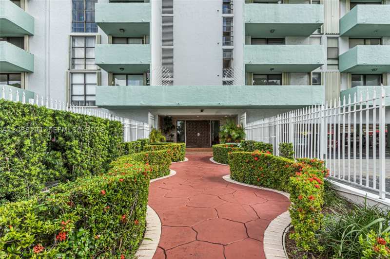 1 bedroom Condominium at 1825 W 44th Pl 509, Imperial Terraces Condo, Hialeah — photo 1