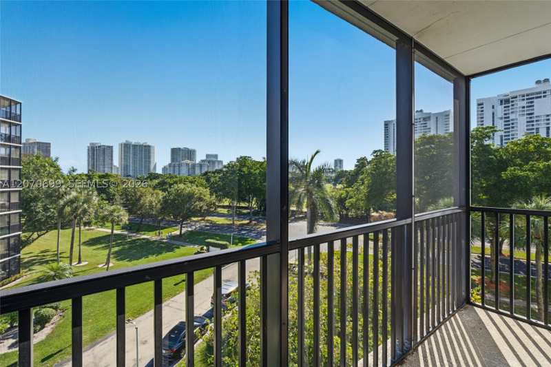 2 bedroom Condominium at 3401 N Country Club Dr 519, Ensenada Condo Bldg E-Ii, Aventura — photo 1