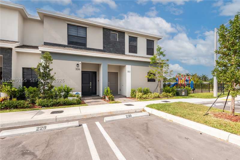 3 bedroom Townhouse at 302 NE 1st Dr 302, Florida City Park Rev, Florida City — photo 1