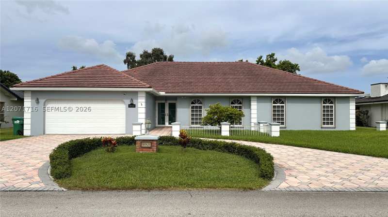 5 bedroom SingleFamilyResidence at 18921 W Oakmont Dr, Country Club Of Miami Est, Hialeah — photo 1