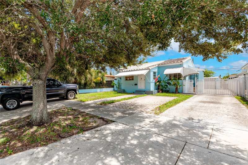 4 bedroom SingleFamilyResidence at 334 E 11th St, Town Of Hialeah 1 Addn Am, Hialeah — photo 1