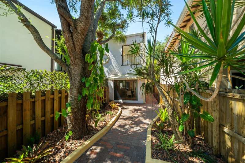 2 bedroom Townhouse at 3145 Jackson Ave, Jackson Peacocks Sub, Miami — photo 1