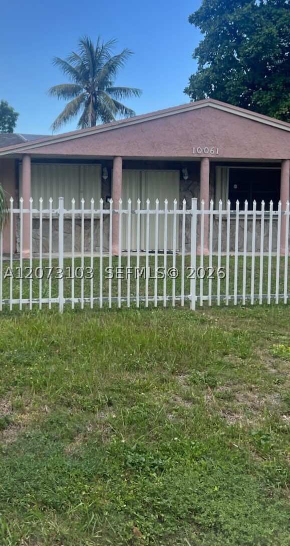 3 bedroom SingleFamilyResidence at 10061 E Hibiscus St, Map Of Perrine, Palmetto Bay — photo 1