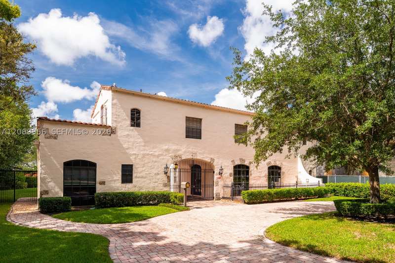 5 bedroom SingleFamilyResidence at 4128 Pinta Ct, C Gab Country Club Sec 5, Coral Gables — photo 1