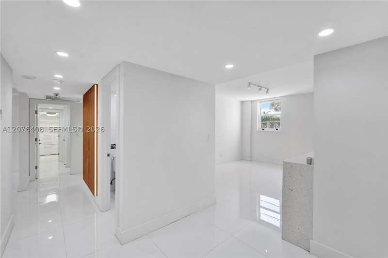 2 bedroom Condominium at 90 Edgewater Dr 104, Gables Waterway Towers Co, Coral Gables — photo 1