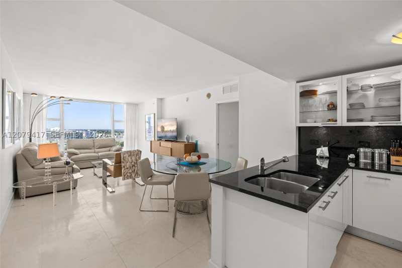 1 bedroom Condominium at 6801 Collins Ave 1401, Central Carillon Beach, Miami Beach — photo 1