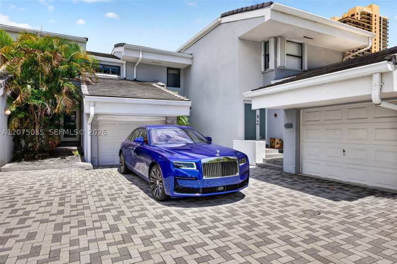 3 bedroom Condominium at 203 Poinciana Dr 103, Poinciana Is Yt & Rcq Clu, Sunny Isles Beach — photo 1