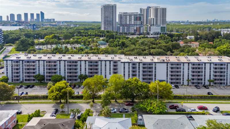 1 bedroom Condominium at 16950 W Dixie Hwy A626, Woodside Apts Condo, North Miami Beach — photo 1