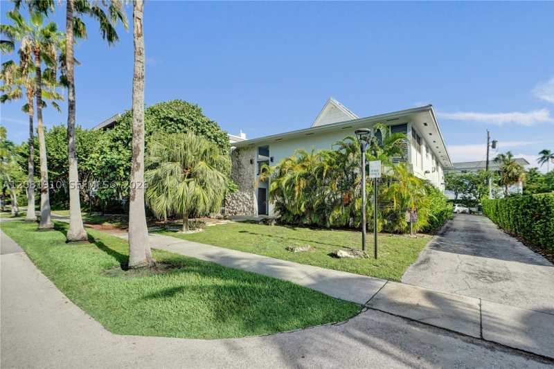 1 bedroom Condominium at 195 Sunrise Dr 7, Indies Condo, Key Biscayne — photo 1
