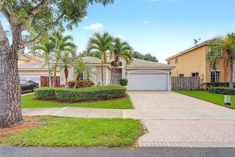 3 bedroom SingleFamilyResidence at 14033 SW 155 Ct, Oak Creek North Replat, Miami — photo 1