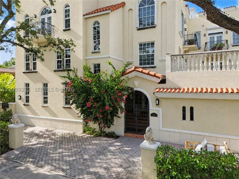 1 bedroom Condominium at 111 Edgewater Dr 3B, Dakota Condo, Coral Gables — photo 1