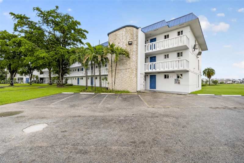 1 bedroom Condominium at 1000 NE 191st St 14, Riviera Condominium Apts, Miami — photo 1