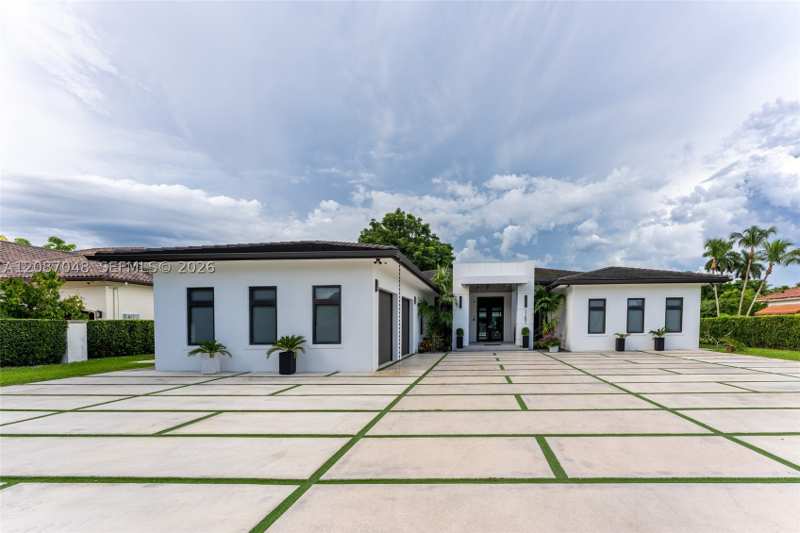 5 bedroom SingleFamilyResidence at 11681 SW 93rd St, So Miami Gdn Heights, Miami — photo 1