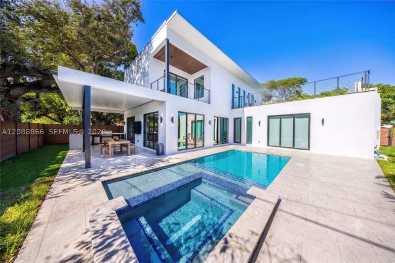 4 bedroom SingleFamilyResidence at 300 NE 48th St, Brentwood, Miami — photo 1