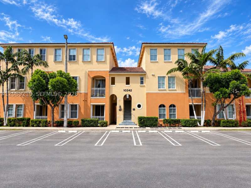 3 bedroom Condominium at 10242 NW 7th St 203, Fontainbleau Lakes Courty, Miami — photo 1