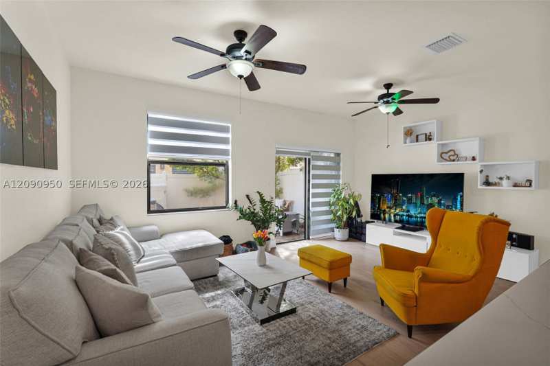 2 bedroom Townhouse at 9255 W 33rd Ln 9255, Bonterra, Hialeah — photo 1