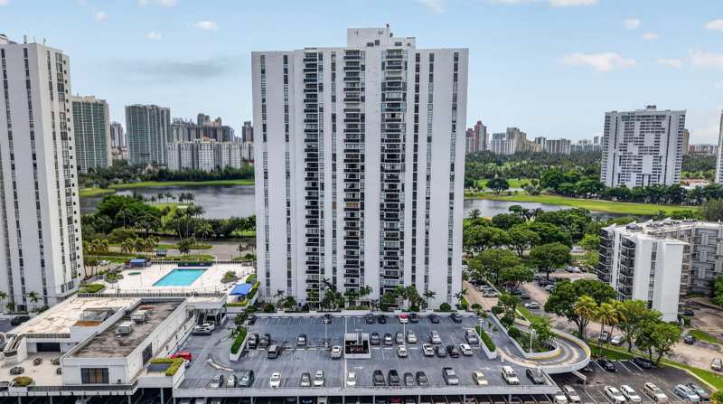 1 bedroom Condominium at 3625 N Country Club Drive 1807, Aventura Eldorado Condo, Aventura — photo 1