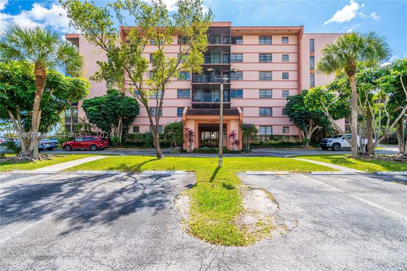 2 bedroom Condominium at 20850 San Simeon Way 106-5, Lakeview Of The Calf Club, Miami — photo 1