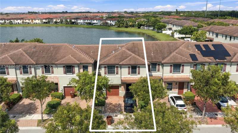 4 bedroom Townhouse at 3259 W 100th Ter, Aquabella Section One, Hialeah — photo 1